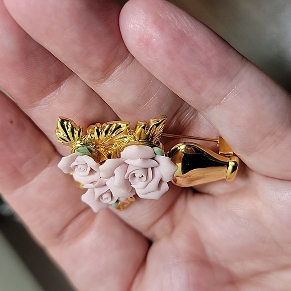 Avon KC Vintage Pink Roses Goldtone Vase Brooch - Picture 2 of 7